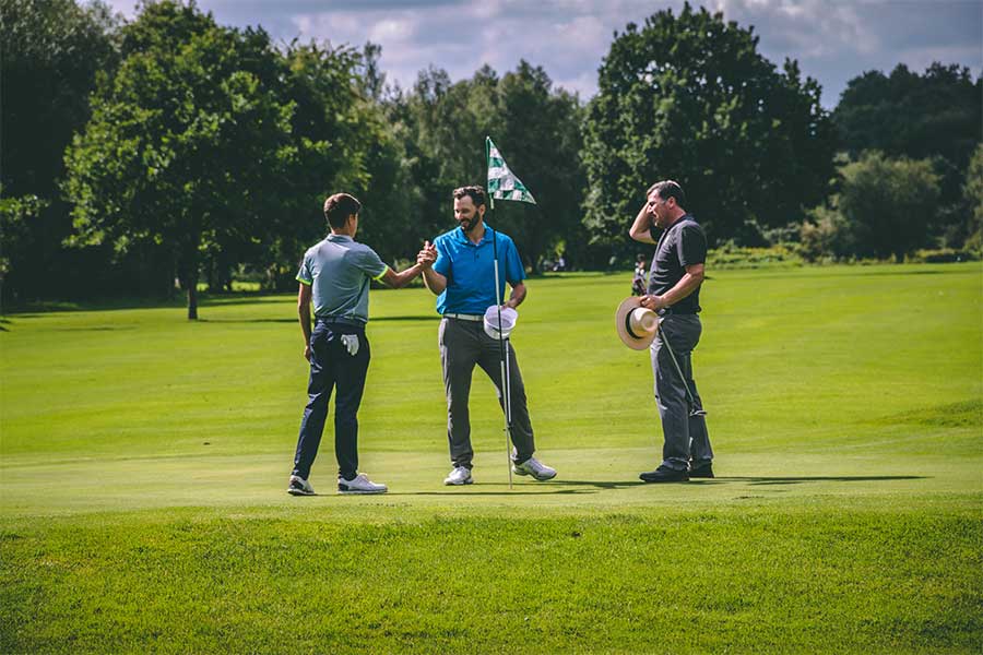 Drei Spieler auf der 18 danken für ein unvergessliches Spiel