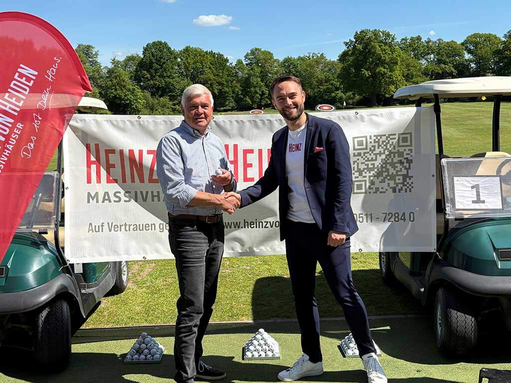 Übergabe Rangebälle durch GF Helge Mensching - Heinz von Heiden